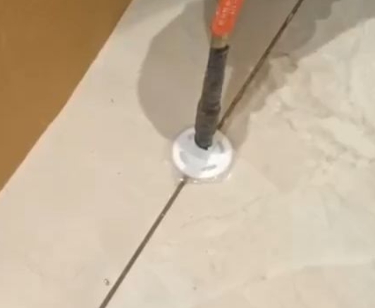 疏附瓷砖空鼓维修公司专业解答瓷砖在铺贴过程中，如果没有涂抹均匀到位的粘结材料（如水泥砂浆或瓷砖胶），可能会导致以下问题